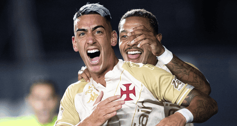 Jogadores do Vasco comemorando gol.