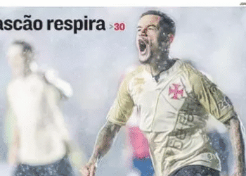 Jogador do Vasco comemorando gol.