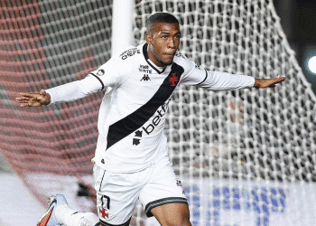 Jogador do Vasco comemorando gol.