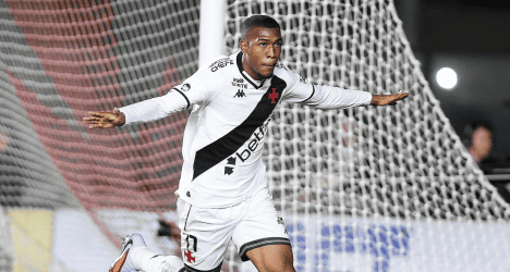 Jogador do Vasco comemorando gol.