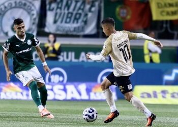 Jogador do Vasco dribla adversário em campo.
