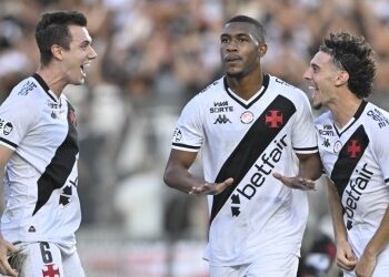 Jogadores do Vasco comemorando juntos.