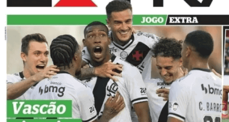 Jogadores do Vasco comemorando vitória.