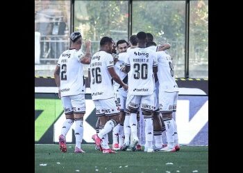 Jogadores do Vasco comemorando juntos.