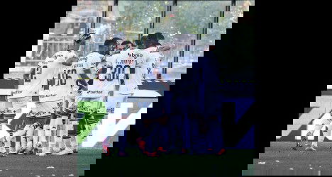 Jogadores do Vasco comemorando juntos.