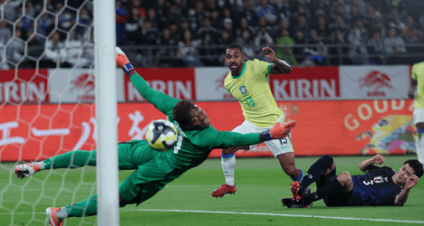 1. Jogador do Vasco chuta na frente do gol.