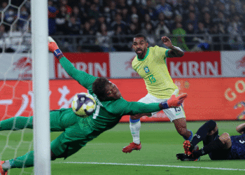 Goleiro salvando chute contra o Vasco.