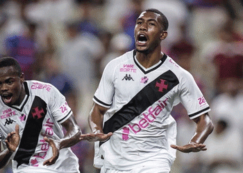Jogadores do Vasco comemorando gol.