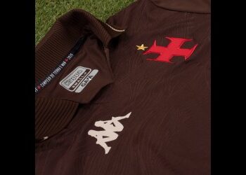 Camiseta oficial do Vasco com logos em destaque.