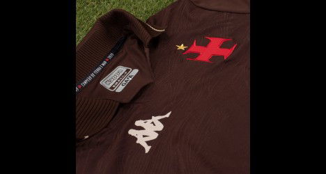 Camiseta oficial do Vasco com logos em destaque.