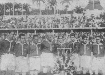 Jogadores do Vasco em time clássico.