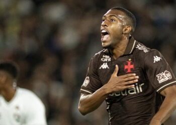 Vasco jogando em campo no estádio.