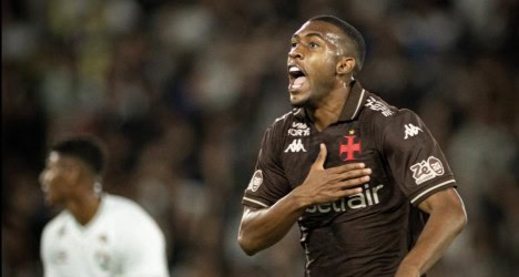 Vasco jogando em campo no estádio.