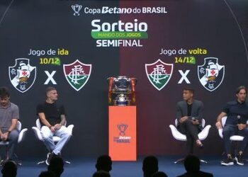 ALT: Quatro homens em painel de debate.