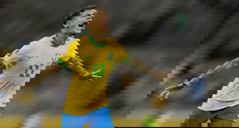 Bandeirinha comemorando gol da seleção brasileira.