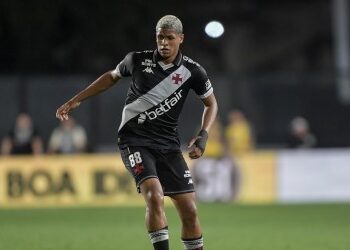 Jogador em ação no campo do Vasco.