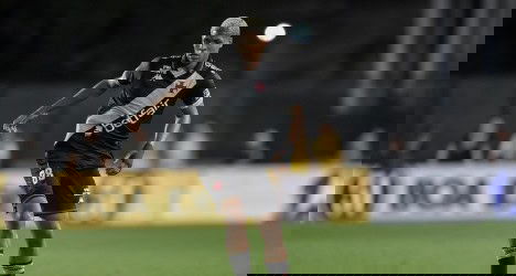 Jogador em ação no campo do Vasco.