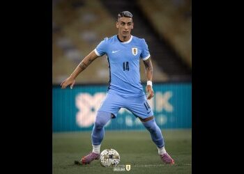 Jogador do Vasco controlando a bola em campo.
