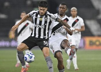 Atleta do Vasco em ação no campo.
