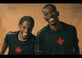 Jogadores do Vasco sorrindo juntos.