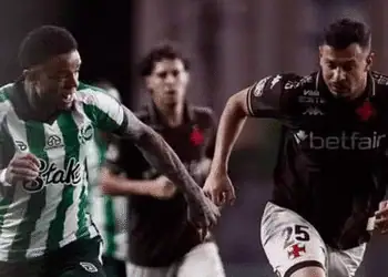 Jogadores do Vasco em ação durante jogo.
