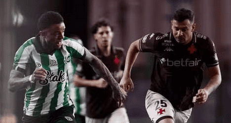 Jogadores do Vasco em ação durante jogo.