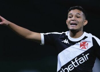 Jogador de futebol do Vasco comemorando.