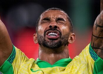 Jogador do Vasco comemorando com braços erguidos.
