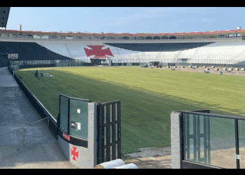 Estádio do Vasco da Gama vazio, gramado e arquibancadas.