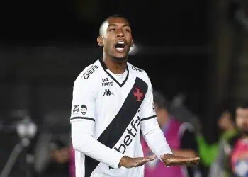 Jogador de futebol em comemoração no estádio.