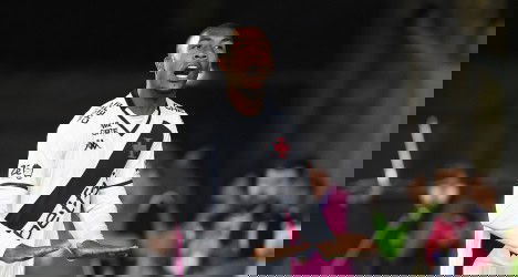 Jogador do Vasco comemorando na partida.