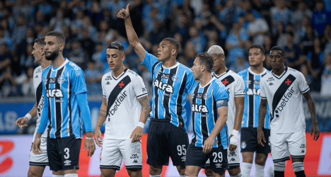 Jogadores do Vasco em campo comemorando.