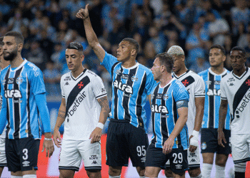 Jogadores do Vasco em campo durante o jogo.