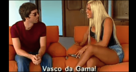 Homem e mulher conversando no sofá.