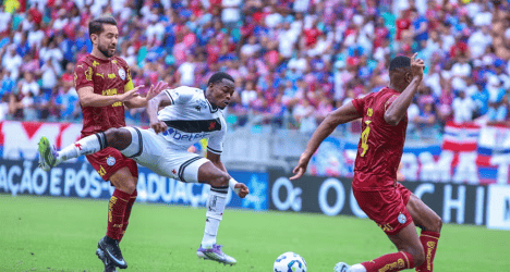 Lance de jogo entre dois jogadores do Vasco e adversário.