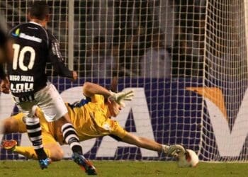Diego Souza levou a pior contra Cássio na Libertadores de 2012