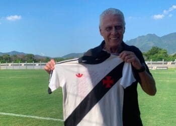 Roberto Dinamite visita o CT Moacyr Barbosa