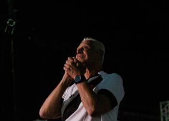 Roberto Dinamite se emociona com sua estátua em São Januário