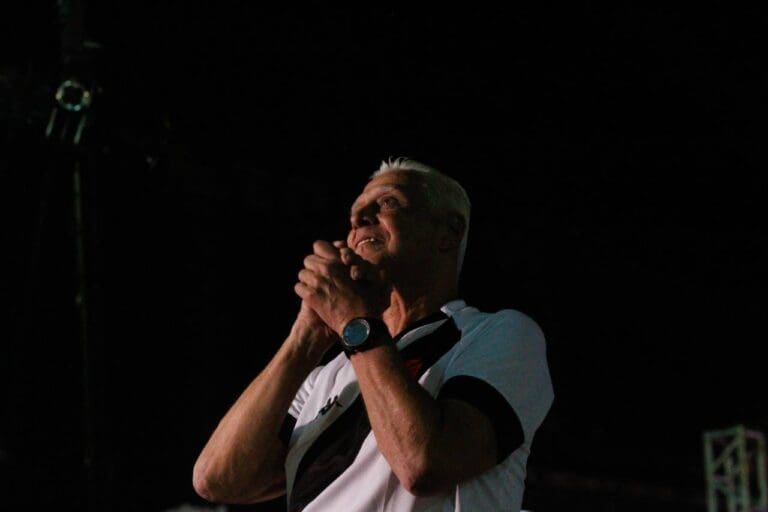 Roberto Dinamite se emociona com sua estátua em São Januário