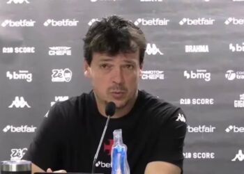 Homem falando em coletiva de imprensa.