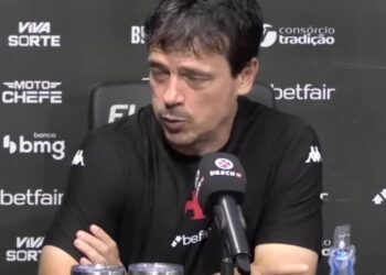 Homem falando em coletiva de imprensa.