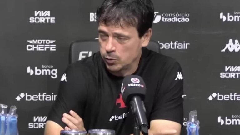 Treinador do Vasco durante entrevista.