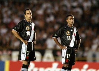 Edmundo e Romário em ação pelo Vasco no Mundial de Clubes de 2000