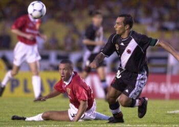 Edmundo em ação pelo Vasco contra o Manchester United