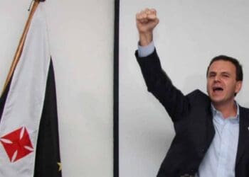 Eduardo Paes com bandeira do Vasco