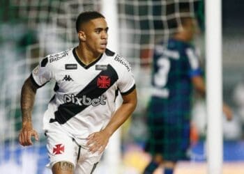 Erick Marcus comemorando gol contra o Coritiba