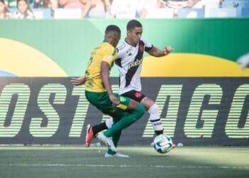 Erick Marcus em ação pelo Vasco contra o Cuiabá