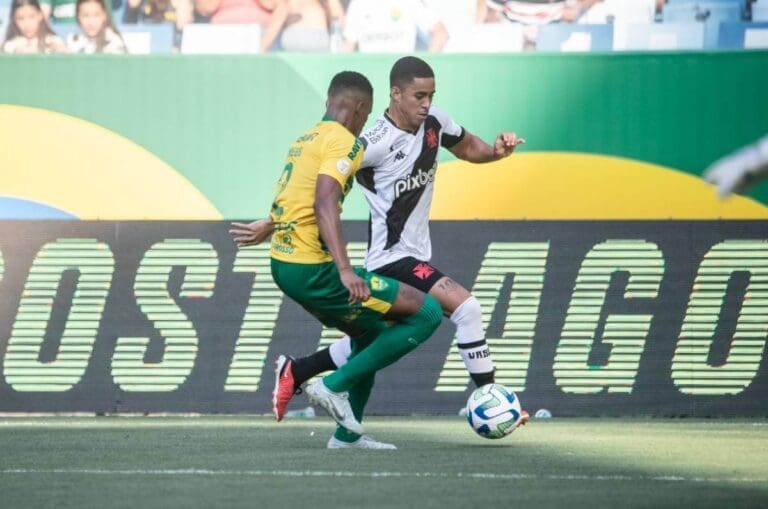 Erick Marcus em ação pelo Vasco contra o Cuiabá