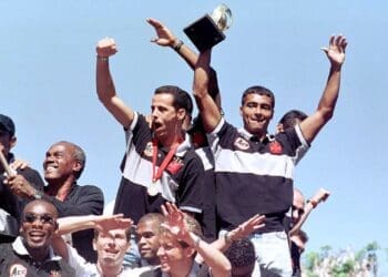 Euller e Romário celebrando conquista da Copa Mercosul 2000 pelo Vasco