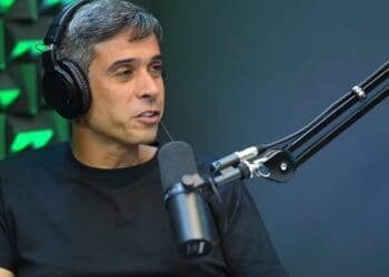 Euriquinho durante participação no podcast Fora de Jogo